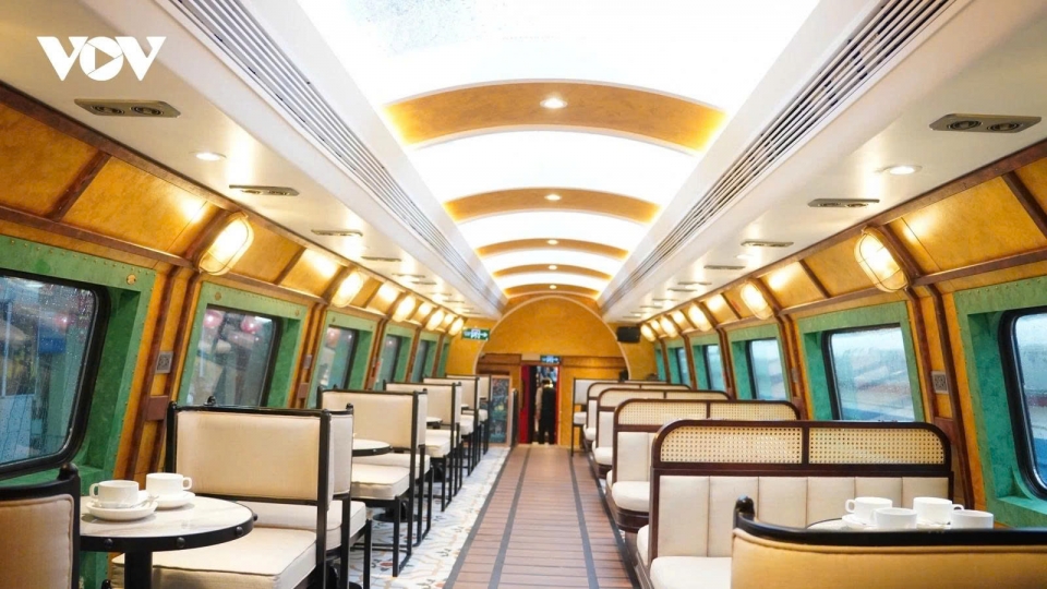 Hanoians eager to experience double-decker train for heritage tour